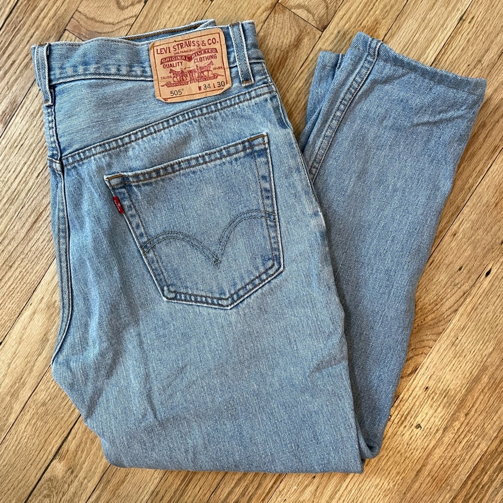 Vintage light wash Levi’s. Tailored/tapered for skinny ankle. 32’ waist